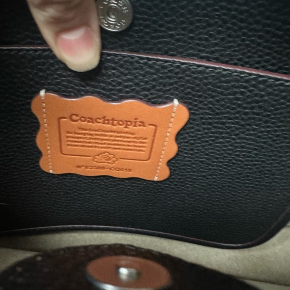 Elegant Black Large Coachtopia Bag - Picture 4 of 6